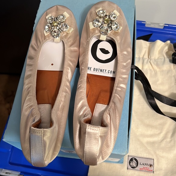 Gorgeous Lanvin satin flats with front buckled rhinestone detail - Picture 4 of 5